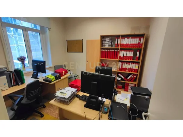 Tirane, jepet me qera zyre Kati 1, 100 m² 1.400 € (Ish Blloku)