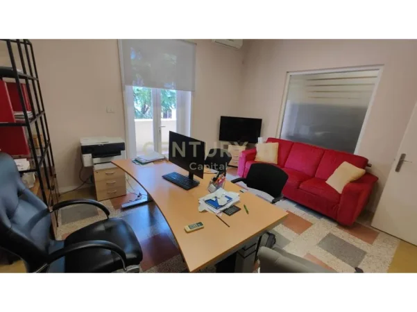 Tirane, jepet me qera zyre Kati 1, 100 m² 1.400 € (Ish Blloku)