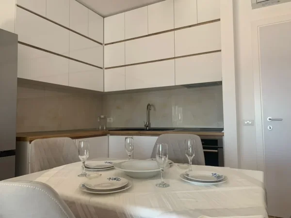 Tirane, jepet me qera apartament 2+1 Kati 8, 110 m² 650 € (Rruga 5 Maji)