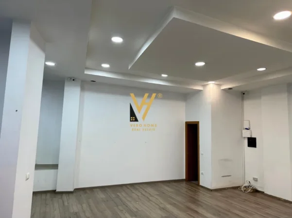 Tirane, jepet me qera zyre Kati 0, 70 m² 1.300 € (PROKURORIA)