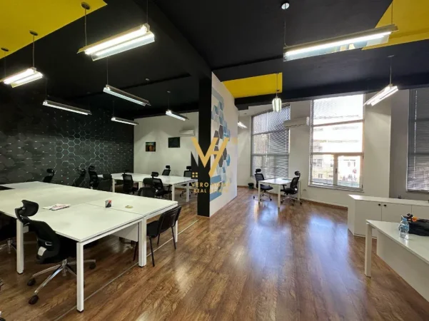 Tirane, jepet me qera zyre Kati 1, 180 m² 3.300 € (RRUGA SAMI FRASHERI)