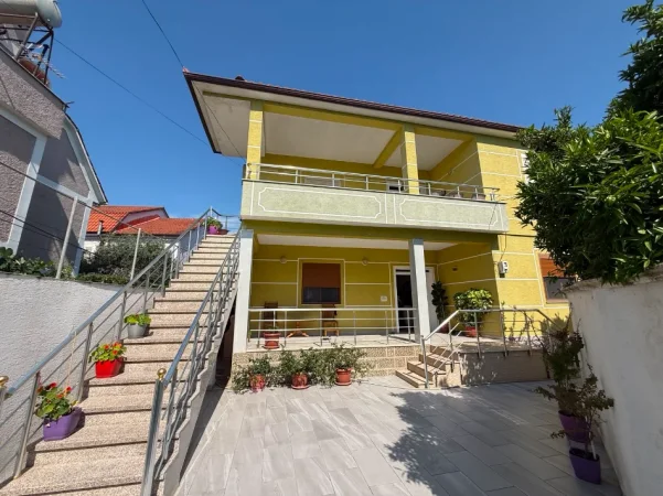 Tirane, shitet Vile Vile 2 Katshe Kati 2, 114 m² 290.000 € (te Treshi, Rruga Kastrioteve)