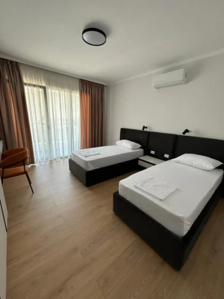 Tirane, jepet me qera apartament 2+1 Kati 3, 145 m² 1500 € (Rruga e Durrësit)
