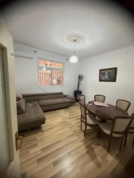 Tirane, jepet me qera apartament 3+1 Kati 1, 140 m² 550 € (Vasil Shanto)