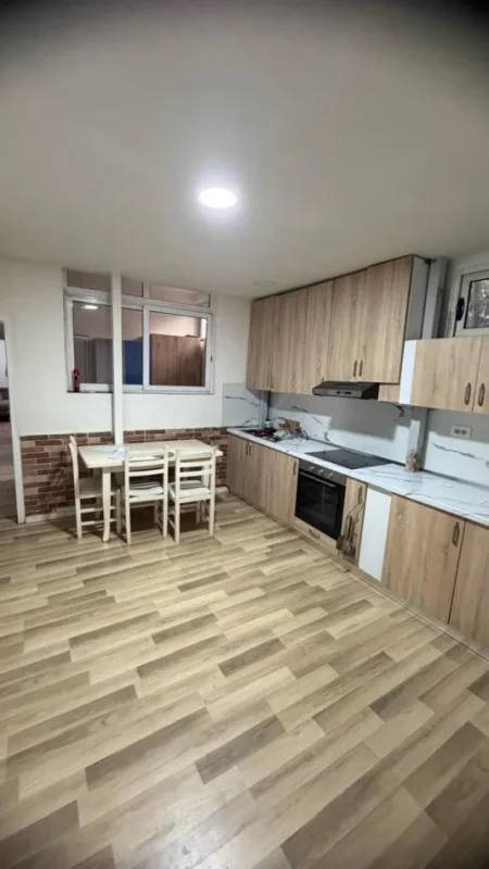 Tirane, jepet me qera apartament 3+1 Kati 1, 140 m² 550 € (Vasil Shanto)