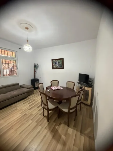 Tirane, jepet me qera apartament 3+1 Kati 1, 140 m² 550 € (Vasil Shanto)