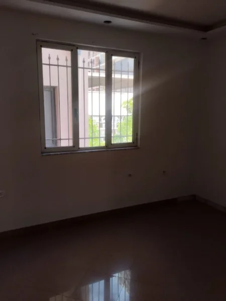 Tirane, jepet me qera ambjent biznesi Kati 1, 70 m² 600 € (Zogu i Zi)