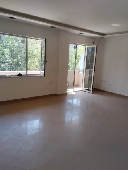 Tirane, jepet me qera ambjent biznesi Kati 1, 70 m² 600 € (Zogu i Zi)