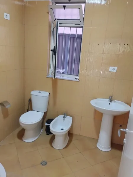 Tirane, jepet me qera ambjent biznesi Kati 1, 70 m² 600 € (Zogu i Zi)