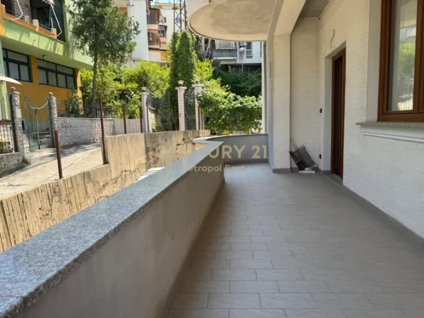 Tirane, jepet me qera apartament 3+1+Ballkon Kati 2, 146 m² 1.100 € (Kopshti Zoologjik)