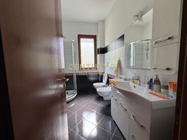 Tirane, jepet me qera apartament 3+1+Ballkon Kati 2, 146 m² 1.100 € (Kopshti Zoologjik)