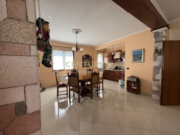 Tirane, jepet me qera apartament 3+1+Ballkon Kati 2, 146 m² 1.100 € (Kopshti Zoologjik)