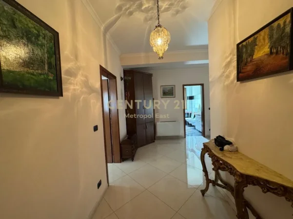 Tirane, jepet me qera apartament 3+1+Ballkon Kati 2, 146 m² 1.100 € (Kopshti Zoologjik)