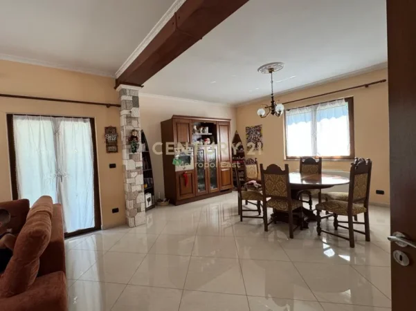 Tirane, jepet me qera apartament 3+1+Ballkon Kati 2, 146 m² 1.100 € (Kopshti Zoologjik)