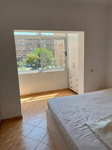 Tirane, jepet me qera apartament 1+1 Kati 2, 65 m² 400 € (Xhamlliku prane UET)