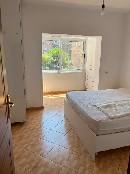 Tirane, jepet me qera apartament 1+1 Kati 2, 65 m² 400 € (Xhamlliku prane UET)