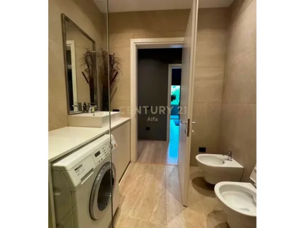 Tirane, jepet me qera apartament 2+1+Ballkon Kati 3, 152 m² 2.500 € (Lion Park)