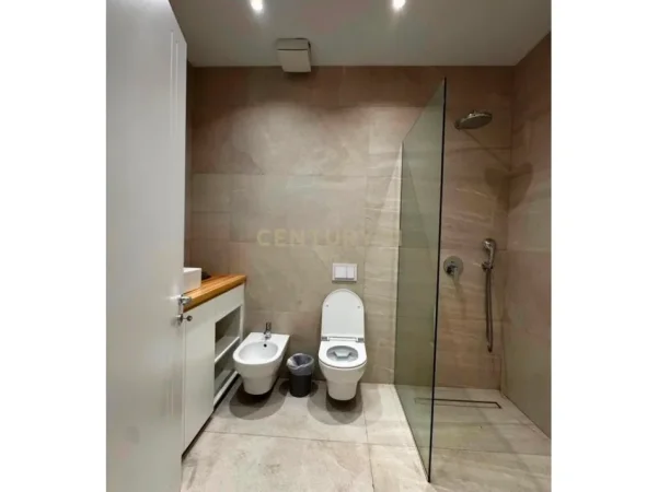 Tirane, jepet me qera apartament 2+1+Ballkon Kati 3, 152 m² 2.500 € (Lion Park)