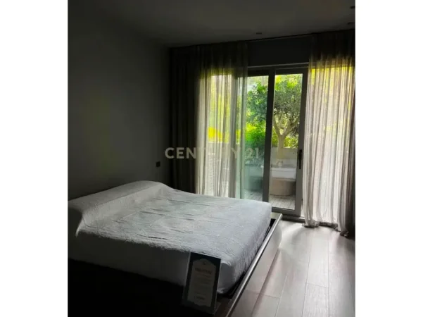 Tirane, jepet me qera apartament 2+1+Ballkon Kati 3, 152 m² 2.500 € (Lion Park)