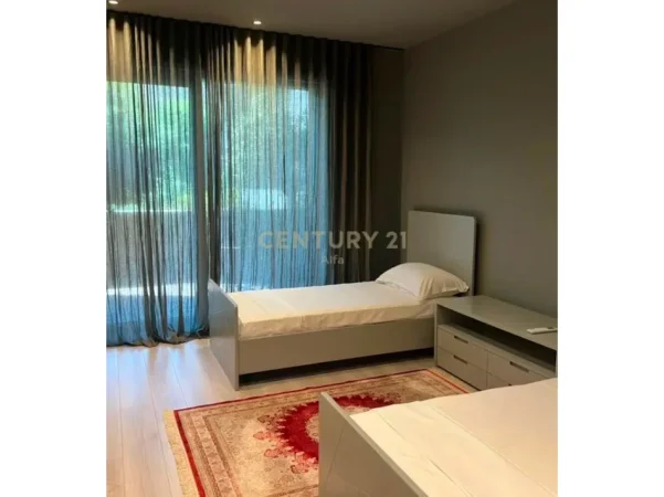 Tirane, jepet me qera apartament 2+1+Ballkon Kati 3, 152 m² 2.500 € (Lion Park)