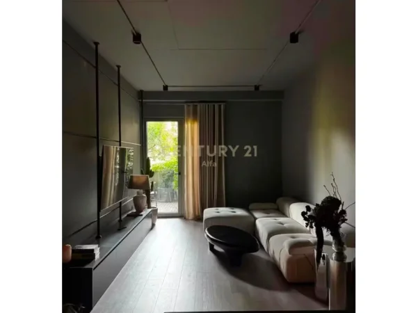 Tirane, jepet me qera apartament 2+1+Ballkon Kati 3, 152 m² 2.500 € (Lion Park)