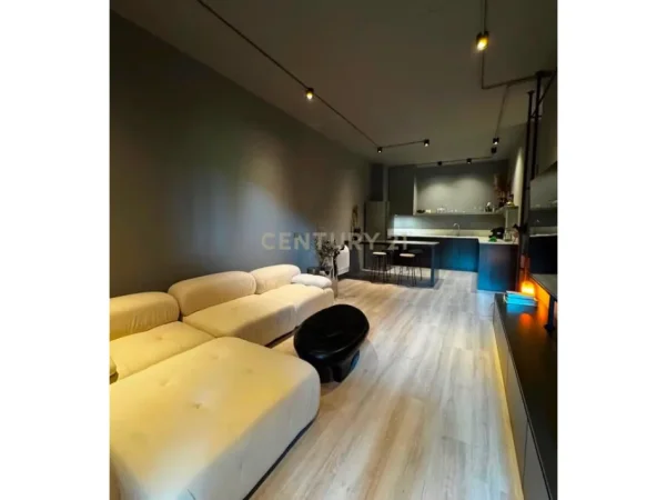 Tirane, jepet me qera apartament 2+1+Ballkon Kati 3, 152 m² 2.500 € (Lion Park)