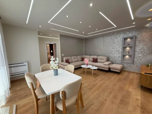 Tirane, jepet me qera apartament 2+1+Ballkon Kati 4, 117 m² 800 € (Laprake)