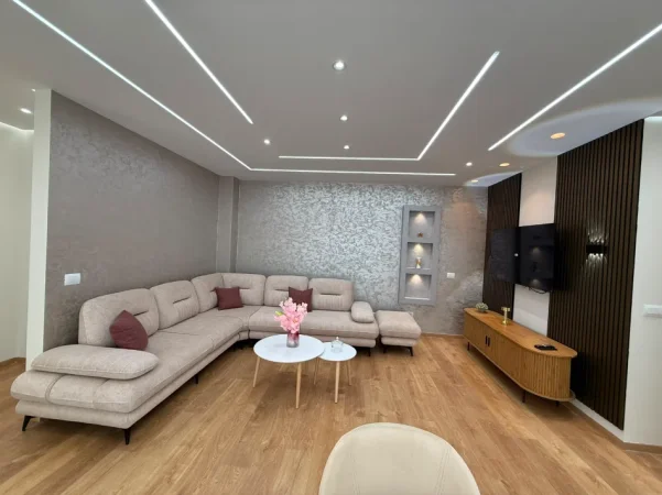 Tirane, jepet me qera apartament 2+1+Ballkon Kati 4, 117 m² 800 € (Laprake)