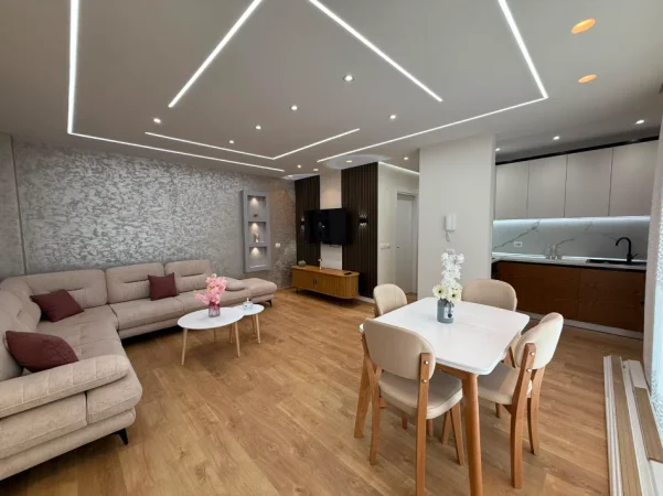 Tirane, jepet me qera apartament 2+1+Ballkon Kati 4, 117 m² 800 € (Laprake)