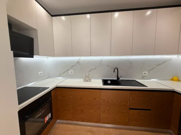 Tirane, jepet me qera apartament 2+1+Ballkon Kati 4, 117 m² 800 € (Laprake)