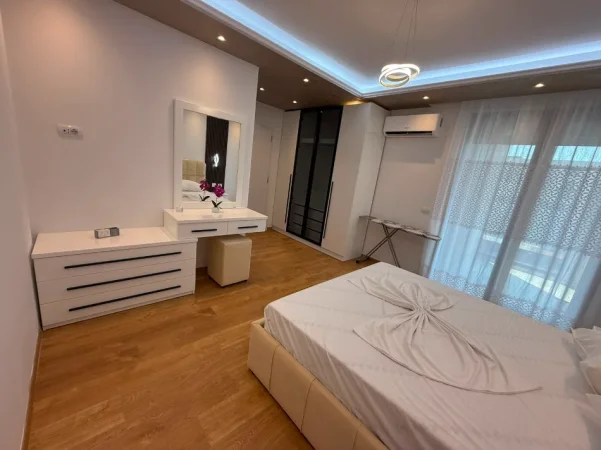 Tirane, jepet me qera apartament 2+1+Ballkon Kati 4, 117 m² 800 € (Laprake)