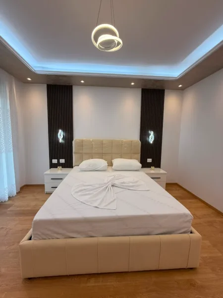Tirane, jepet me qera apartament 2+1+Ballkon Kati 4, 117 m² 800 € (Laprake)