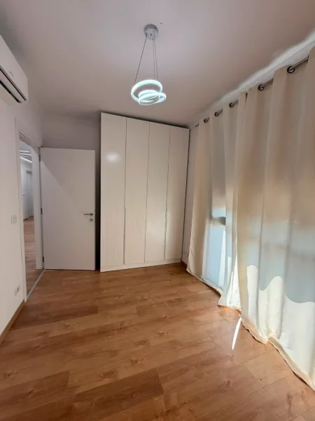 Tirane, jepet me qera apartament 2+1+Ballkon Kati 4, 117 m² 800 € (Laprake)