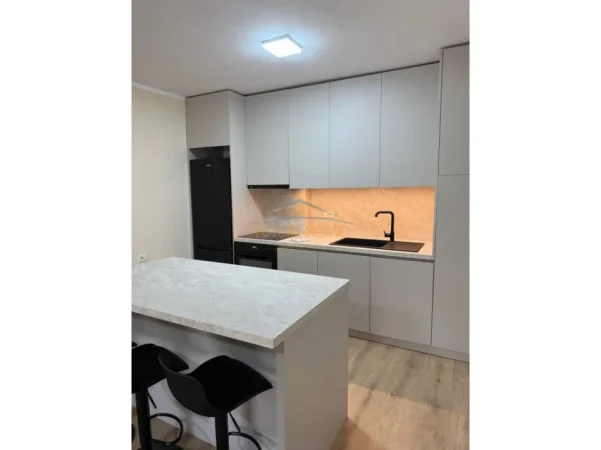 Tirane, jepet me qera apartament 2+1 Kati 5, 131 m² 550 € (Kombinat)