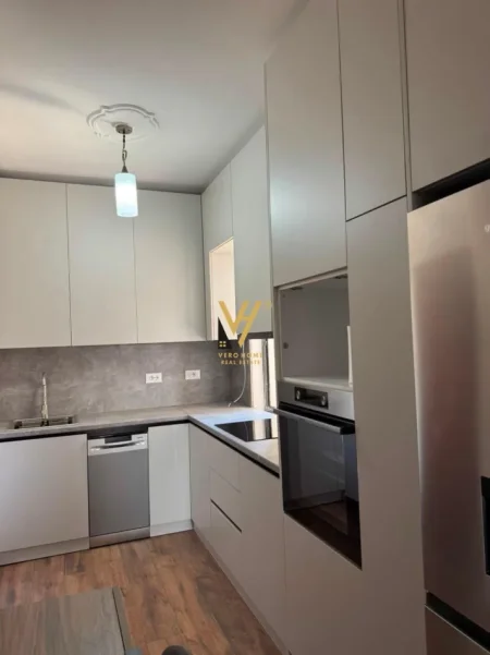 Tirane, jepet me qera apartament 1+1+Ballkon Kati 4, 70 m² 570 € (SELITE)