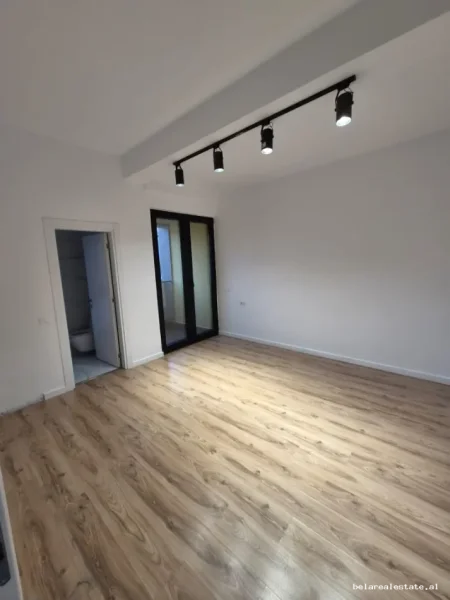 Tirane, jepet me qera zyre Kati 1, 114 m² 1.200 € (Rruga e Kavajes)