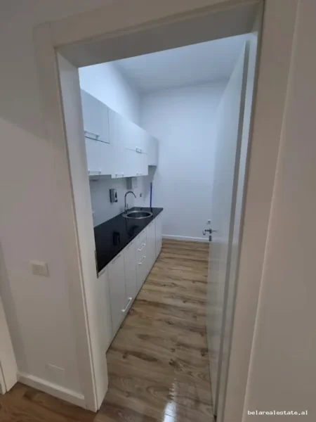 Tirane, jepet me qera zyre Kati 1, 114 m² 1.200 € (Rruga e Kavajes)