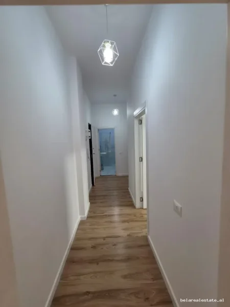 Tirane, jepet me qera zyre Kati 1, 114 m² 1.200 € (Rruga e Kavajes)