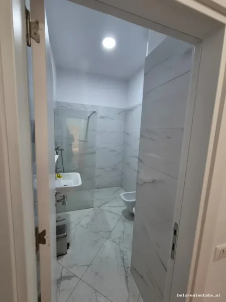 Tirane, jepet me qera zyre Kati 1, 114 m² 1.200 € (Rruga e Kavajes)