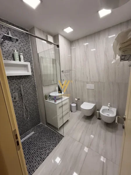 Tirane, jepet me qera apartament 2+1+Ballkon Kati 7, 110 m² 1.200 € (JORDAN MISJA)