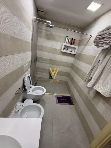 Tirane, jepet me qera apartament 2+1+Ballkon Kati 7, 110 m² 1.200 € (JORDAN MISJA)