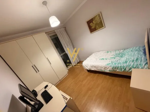 Tirane, jepet me qera apartament 2+1+Ballkon Kati 7, 110 m² 1.200 € (JORDAN MISJA)