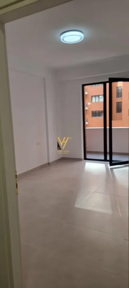 Tirane, jepet me qera zyre Kati 1, 72 m² 520 € (ASTIR)