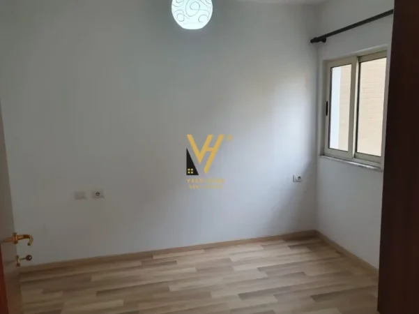 Tirane, jepet me qera zyre Kati 5, 72 m² 470 € (FUSHA E AVIACIONIT)