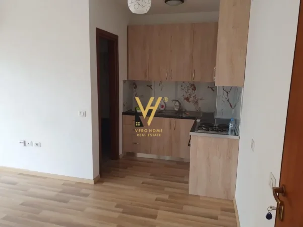 Tirane, jepet me qera zyre Kati 5, 72 m² 470 € (FUSHA E AVIACIONIT)
