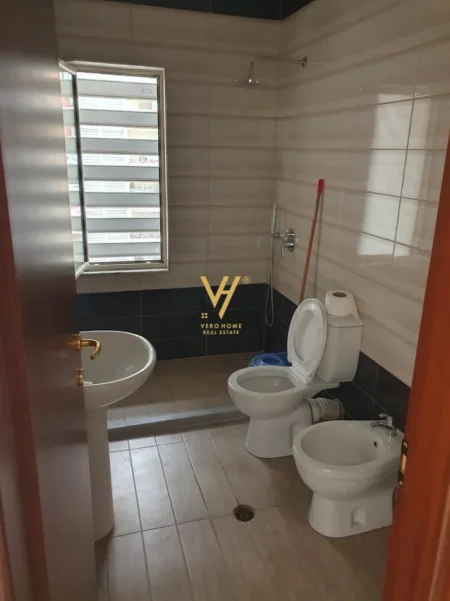 Tirane, jepet me qera zyre Kati 5, 72 m² 470 € (FUSHA E AVIACIONIT)