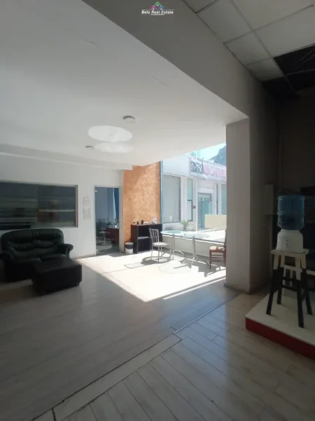 Tirane, jepet me qera magazine Kati 1, 1.370 m² 10.000 € (Konferenca e Pezes)