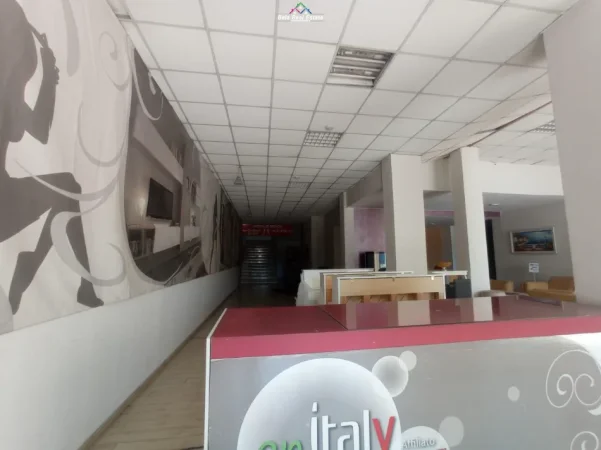Tirane, jepet me qera magazine Kati 1, 1.370 m² 10.000 € (Konferenca e Pezes)