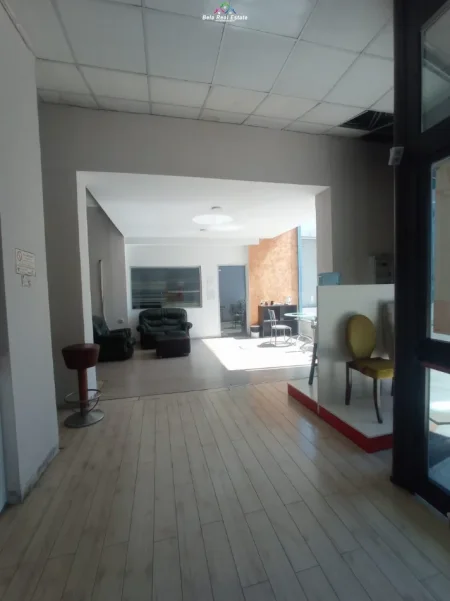Tirane, jepet me qera magazine Kati 1, 1.370 m² 10.000 € (Konferenca e Pezes)