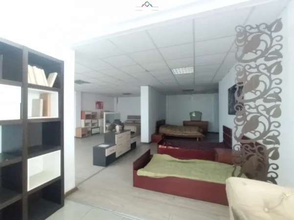 Tirane, jepet me qera magazine Kati 1, 1.370 m² 10.000 € (Konferenca e Pezes)